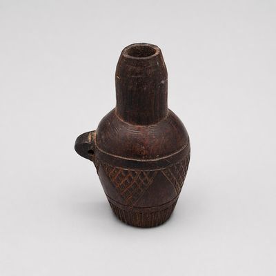 AFRIQUE DE L'OUEST Petite verseuse en bois sculpté à décor g…