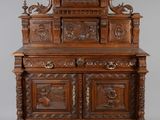 un vieux meuble en bois avec des sculptures et des gravures sur le dessus