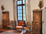 une photo d'un salon avec des meubles anciens