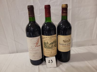 Trois bouteilles de vin sont posées sur une table, accompagnées d'une étiquette de prix