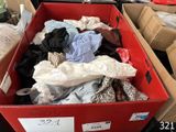 une boîte rouge remplie de vêtements et d'autres objets