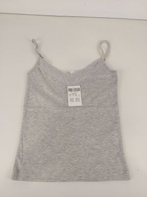 un débardeur gris avec une étiquette blanche