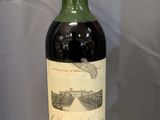 une vieille bouteille de vin posée sur une table en bois