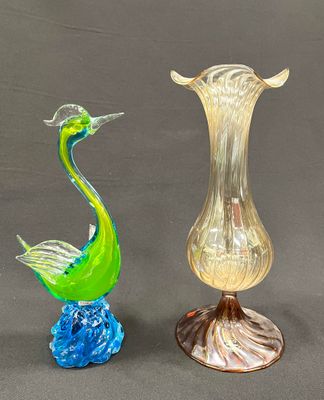 deux vases en verre posés l'un à côté de l'autre sur une table