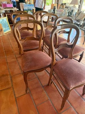 le nombre de chaises alignées dans une pièce