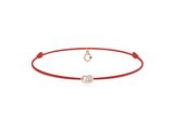un bracelet en cordon rouge orné d'une breloque en forme de cœur et d'un diamant