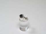 une bague posée dans un verre sur une table