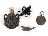 une image représentant une petite bouteille accompagnée d'un porte-clés et d'une pièce de monnaie, posée sur une surface blanche
