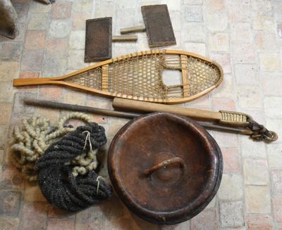 une raquette de tennis, un bol et d'autres objets posés sur le sol