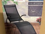 une photo d'une chaise longue noire dans un carton