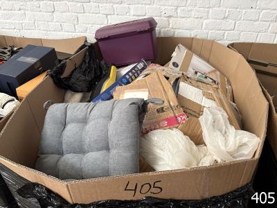 une boîte en carton remplie d'objets hétéroclites sur le sol