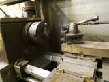 une machine qui travaille sur une pièce de métal