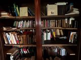 une étagère contenant de nombreux livres dans une pièce