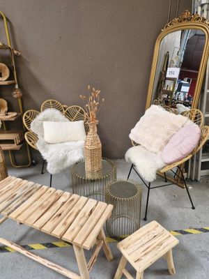 une pièce avec beaucoup de meubles et un miroir accroché au mur