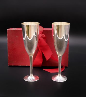 deux verres à vin posés l'un à côté de l'autre sur une table