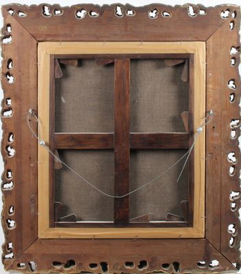 une vieille fenêtre en bois avec une vitre à l'extérieur