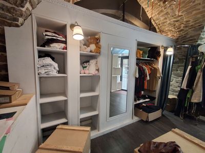une armoire remplie de vêtements