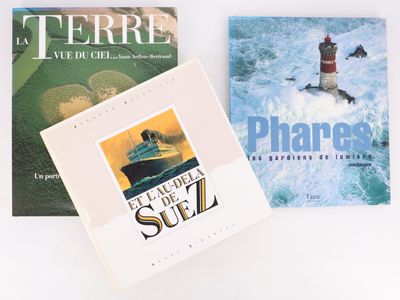 deux livres posés l'un à côté de l'autre sur une table