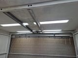 une photo d'une pièce où la lumière pénètre abondamment par le plafond
