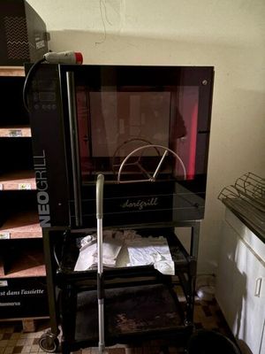 an image of a microwave oven in a kitchen