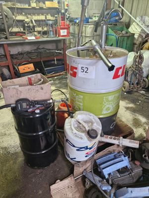 beaucoup de bric-à-brac dans un garage, avec un seau posé par terre