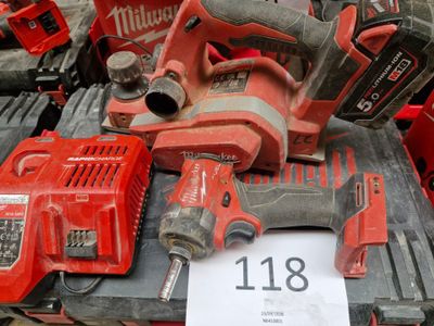 un grand nombre d'outils posés sur une table