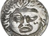 une pièce d'argent sur laquelle figurent un visage et une couronne