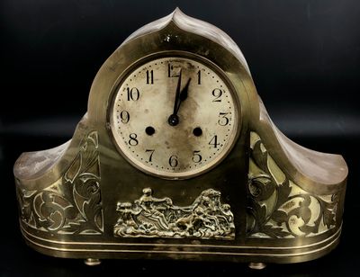 Horloge de cheminée en laiton à sonnerie au passage, à resta…