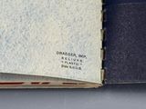 un livre ouvert sur lequel figure l'image d'un avion