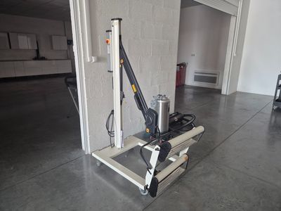 a crane that is sitting on a cart in a garage