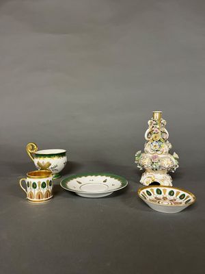 trois pièces en porcelaine ornées de motifs verts et blancs