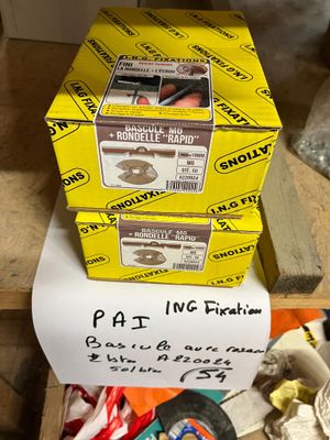 une pile de cartons surmontée d'une pancarte