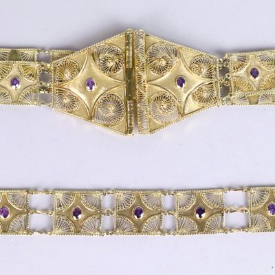 deux bracelets en or et en améthorate, sertis de pierres d'améthorate