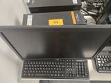 deux ordinateurs et un clavier posés sur un bureau