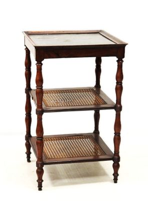 image d'une table en bois avec un plateau en verre sur fond blanc