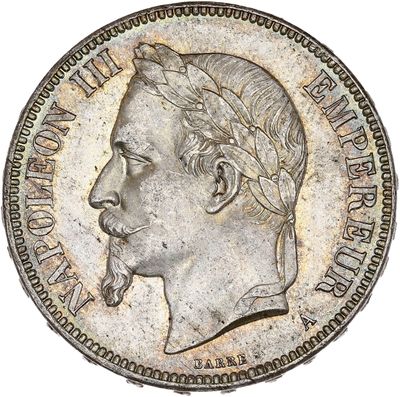 Gros plan sur une pièce de monnaie portant le visage d'un homme