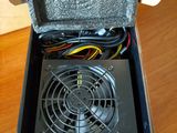 une boîte contenant un ventilateur, posée sur une table