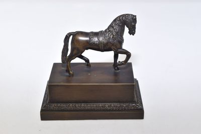 ENCRIER en bronze à décor d'un cheval en marche sur un socle… - Photo 1