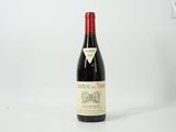 une bouteille de vin posée sur une table