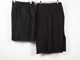 un pantalon noir accroché à un mur blanc