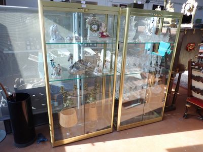 Paire de vitrines en métal doré et verre,162x81x37 cm ( 1 po…
