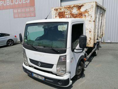 un camion blanc garé devant un bâtiment