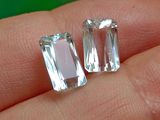 quelqu'un tient deux pierres de cristal dans la main