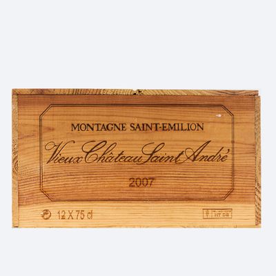 une boîte en bois sur laquelle est collée une étiquette portant l'inscription « Montage-Saint-Femillon »