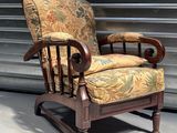une chaise placée devant un mur