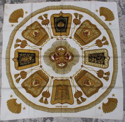 une photo d'une nappe ornée d'un motif doré et noir