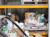 de nombreux objets qui se trouvent sur les étagères du garage