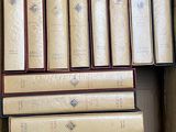 plusieurs livres empilés dans une boîte