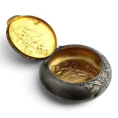 une boîte en argent et en or contenant une pièce d'or