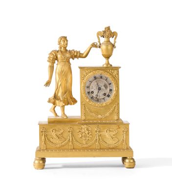 une horloge en or représentant une femme tenant un vase